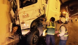 Tai nạn hầm Hải Vân: Cạy cửa xe đưa thi thể nạn nhân ra ngoài